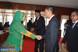 Bupati, Ketua DPRD SIntang, Wakil Ketua DPRD dan Seluruh Anggota DPRD memberikan Selamat Pada Mainar Puspa Sari