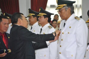 Gubernur Menyematkan Jengkol Bupati Pada Jarot Winarno