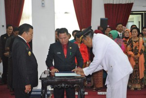 Bupati Sintang Jarot Winarno Menandatangani Fakta Integritas