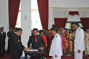 Wk Bupati Sintang Askiman Saat Menandatangani Fakta Integritas