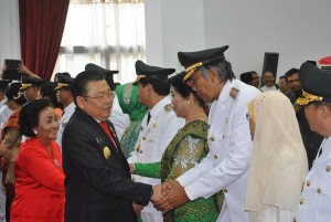 Gubernur Kalbar Cornelis Memberikan Ucapan Selamat Kepada Bupati Sintang Jarot Winarno