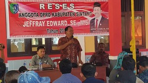 Camat Sungai Tebelian Saragih Saat Menghadiri Reses Anggota DPRD Sintang