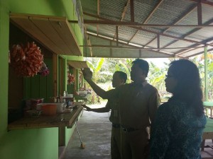 Ketua TP-PKK Saat Melihat Kantin Sekolah MTsN Sintang